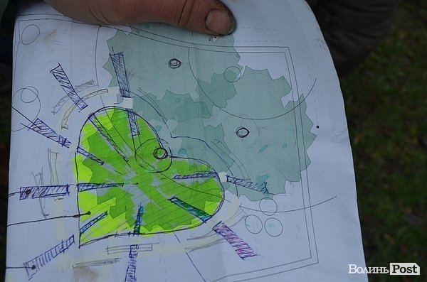 Активісти в центрі Луцька садили клумбу. ФОТО