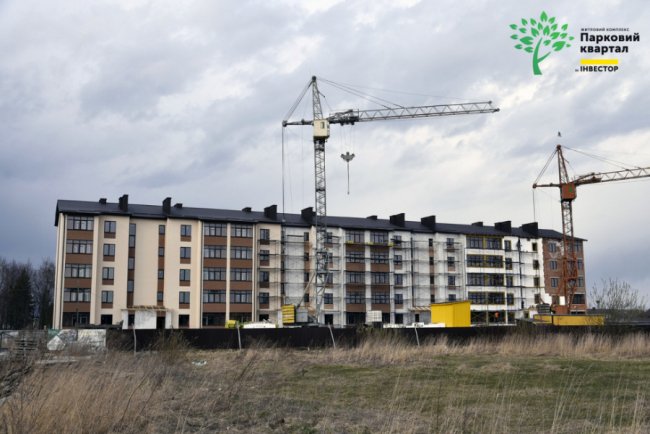 У другому будинку ЖК «Парковий квартал» у Ковелі завершують утеплювати фасад. ФОТО*