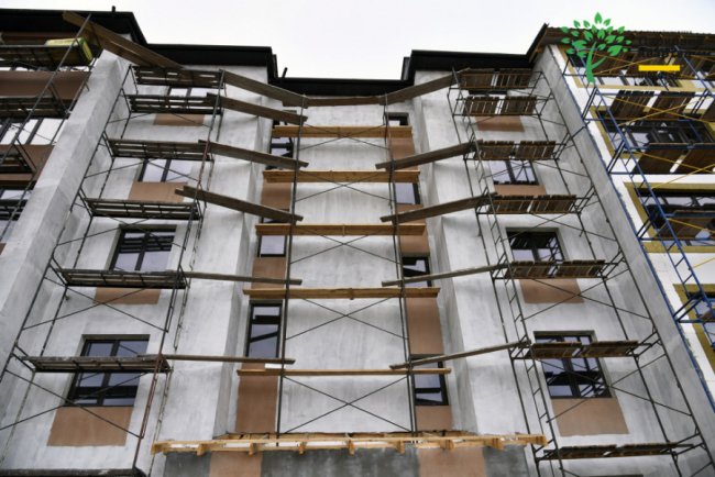 У другому будинку ЖК «Парковий квартал» у Ковелі завершують утеплювати фасад. ФОТО*