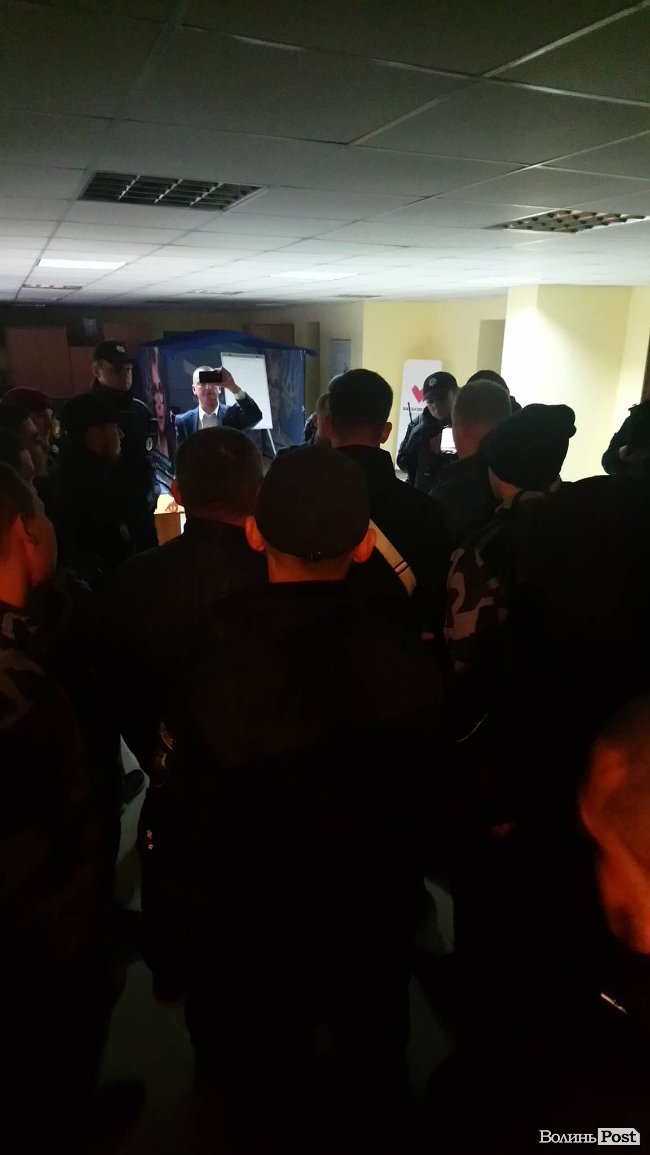 Активісти прийшли з «розбірками» на офіс волинської «Батьківщини». ФОТО. ВІДЕО