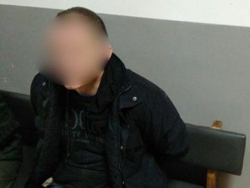 Нічний розбій у Луцьку: чоловік з пістолетом побив і пограбував знайомого. ВІДЕО