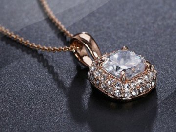 Які ювелірні кулони модні у новому сезоні*