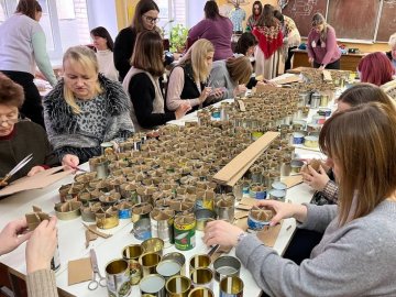 Луцькі вчителі на канікулах виготовляли окопні свічки на фронт