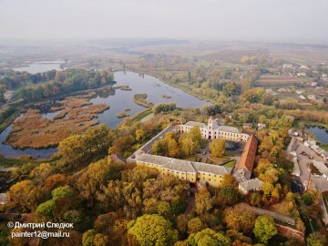 ЗМІ: найдревніший костел Волині оточили хлівами