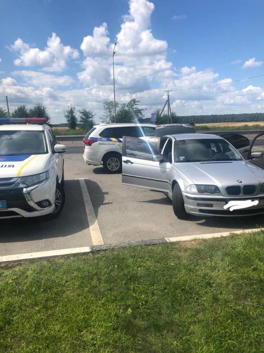 На Волині троє нападників вкрали у чоловіка барсетку з величезною сумою грошей. ФОТО
