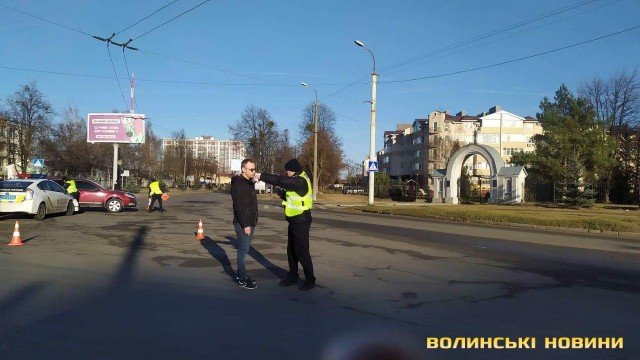 У Луцьку легковик протаранив патрульну автівку. ФОТО