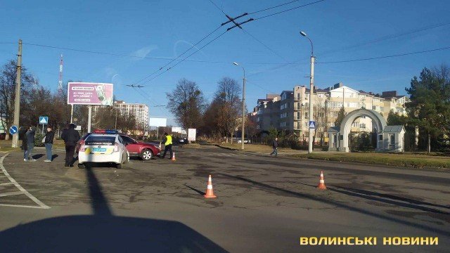 У Луцьку легковик протаранив патрульну автівку. ФОТО