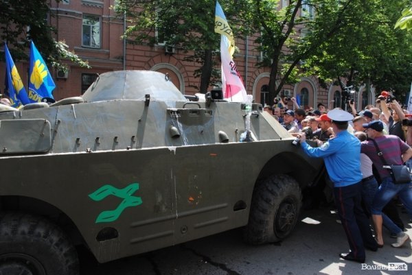З цеглиною проти броньовика: волинський нардеп знову відзначився у бійці. ФОТО