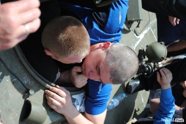 З цеглиною проти броньовика: волинський нардеп знову відзначився у бійці. ФОТО