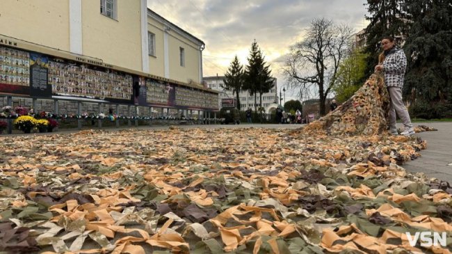 77 замовлень від військових: лучан кличуть плести маскувальні сітки для ЗСУ