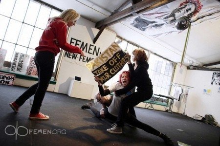 FEMEN показали, як готуються до своїх акцій. ФОТО