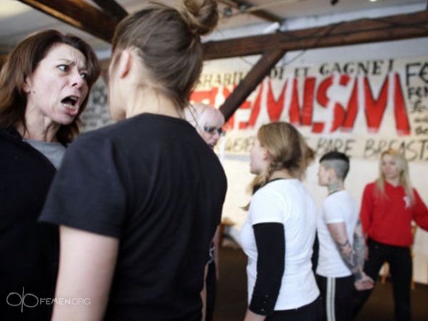 FEMEN показали, як готуються до своїх акцій. ФОТО