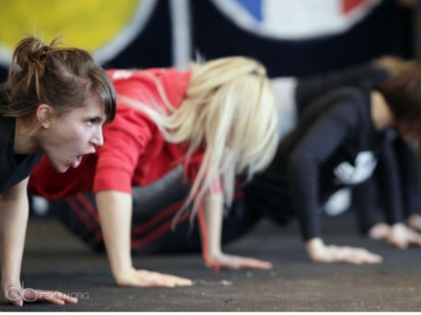 FEMEN показали, як готуються до своїх акцій. ФОТО