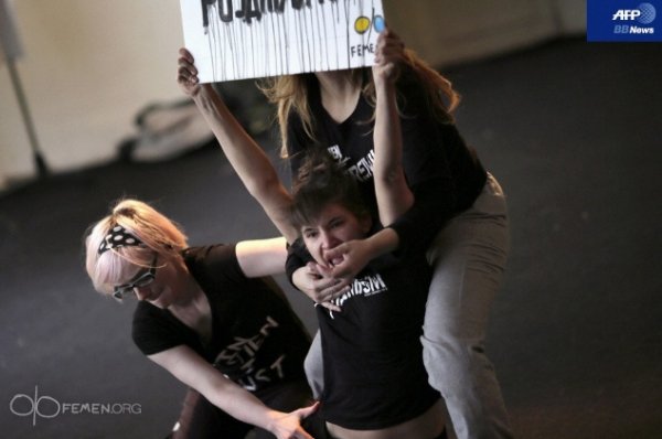 FEMEN показали, як готуються до своїх акцій. ФОТО