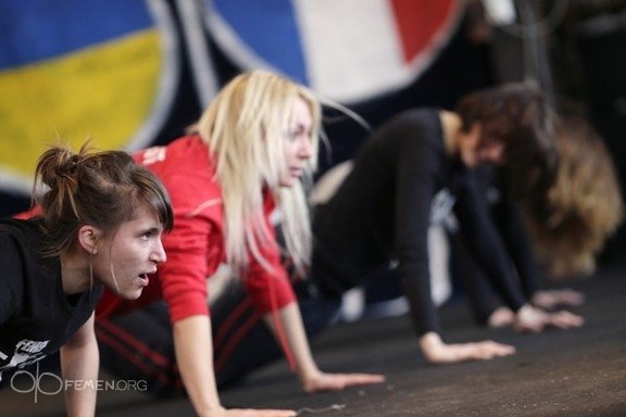 FEMEN показали, як готуються до своїх акцій. ФОТО