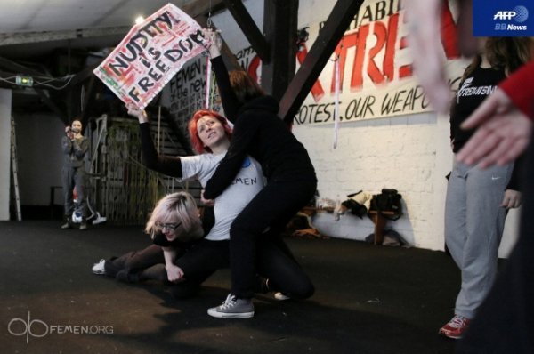 FEMEN показали, як готуються до своїх акцій. ФОТО