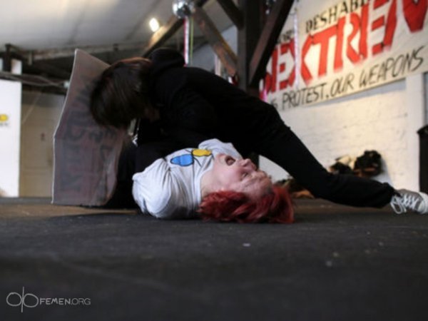 FEMEN показали, як готуються до своїх акцій. ФОТО