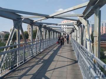 В Луцьку майже за два мільйони ремонтують пішохідний міст до залізничного вокзалу. ВІДЕО