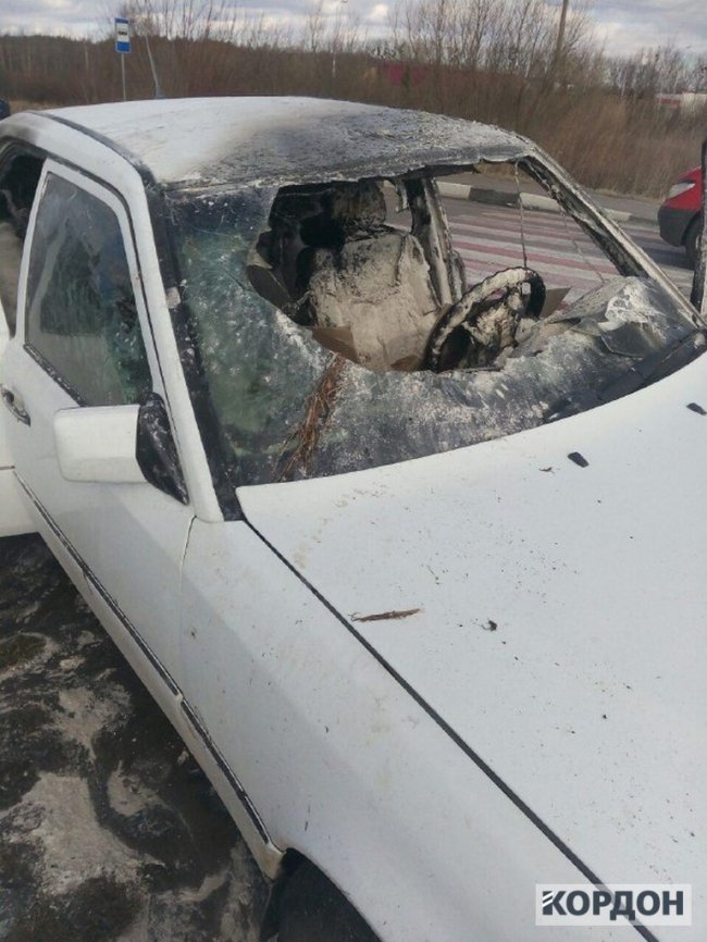 На Волині посеред траси горів Mercedes. ФОТО