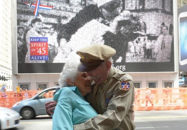 Пара повторила знаменитий «Поцілунок на Таймс-сквер»