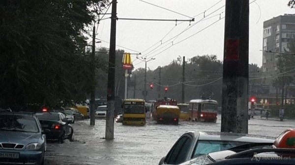 Одесу затопило: вулиці, як ріки. ФОТО. ВІДЕО