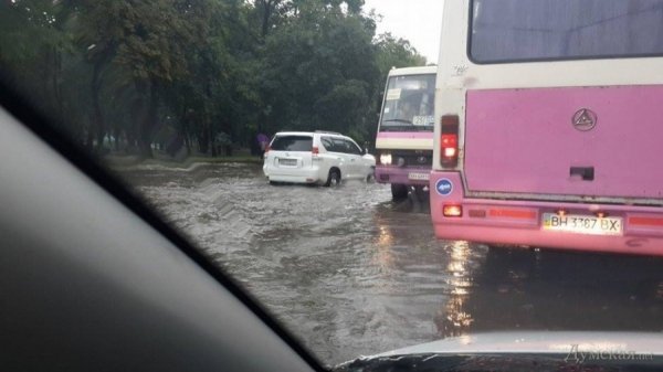 Одесу затопило: вулиці, як ріки. ФОТО. ВІДЕО