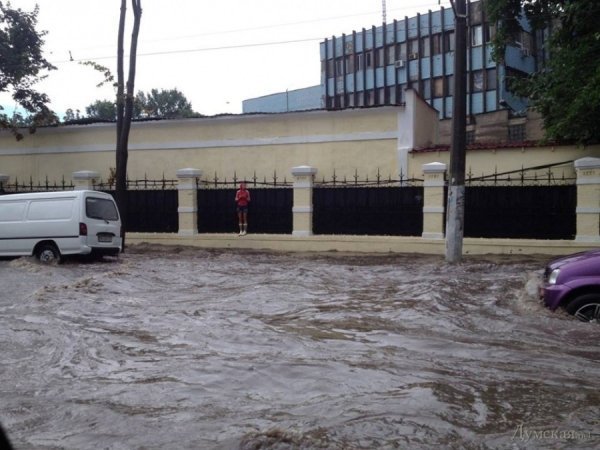 Одесу затопило: вулиці, як ріки. ФОТО. ВІДЕО