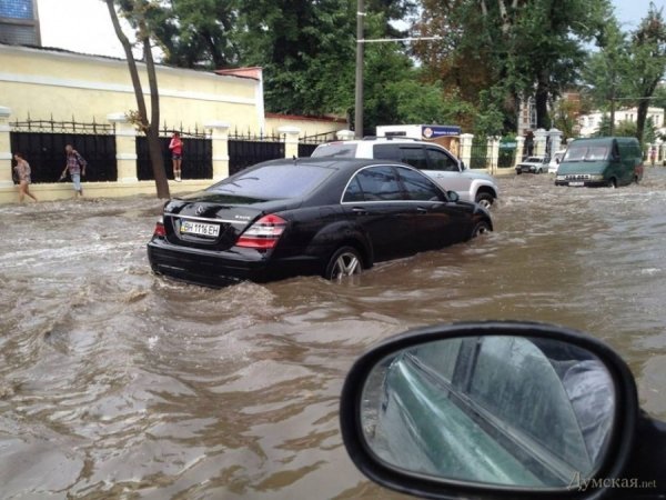 Одесу затопило: вулиці, як ріки. ФОТО. ВІДЕО