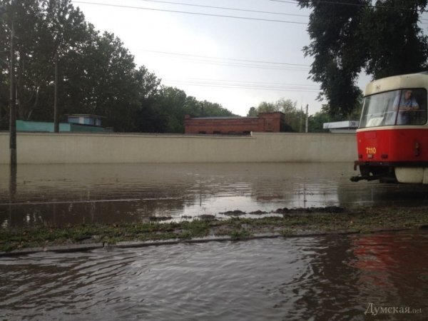 Одесу затопило: вулиці, як ріки. ФОТО. ВІДЕО