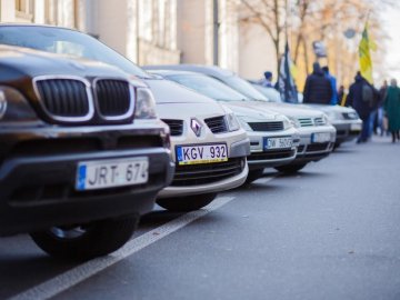  У Раді хочуть ввести пільги на розмитнення «євроблях»