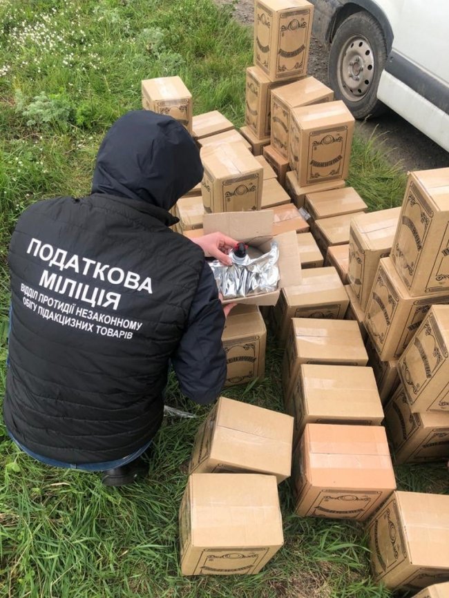 В одному з сіл Луцького району затримали бус з понад пів тоннами фальсифікованого алкоголю