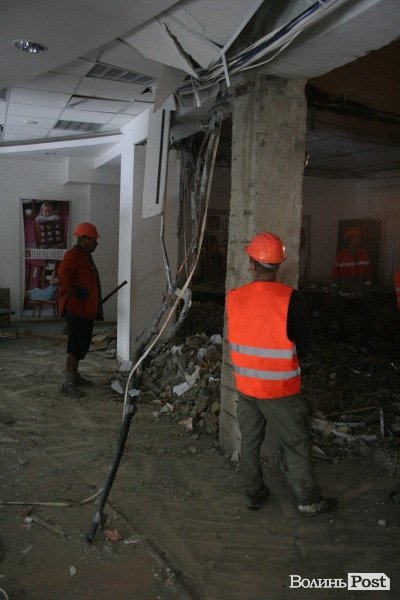 Обвал зсередини: з магазину вигрібають уламки стін і виносять товар