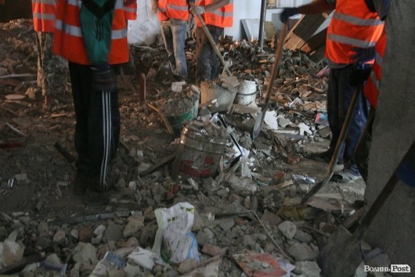 Обвал зсередини: з магазину вигрібають уламки стін і виносять товар