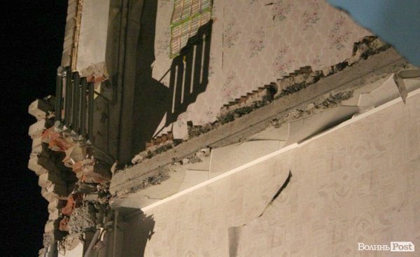 Обвал зсередини: з магазину вигрібають уламки стін і виносять товар