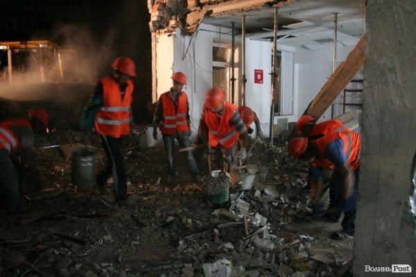 Обвал зсередини: з магазину вигрібають уламки стін і виносять товар