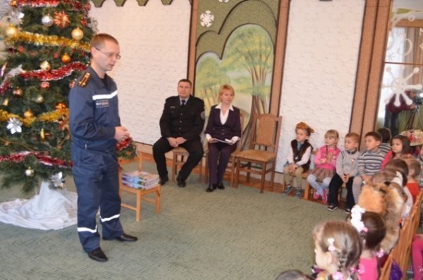 Дитяча книга про безпеку - під ялинку від волинських рятувальників. ФОТО