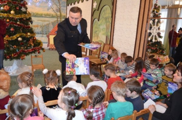 Дитяча книга про безпеку - під ялинку від волинських рятувальників. ФОТО