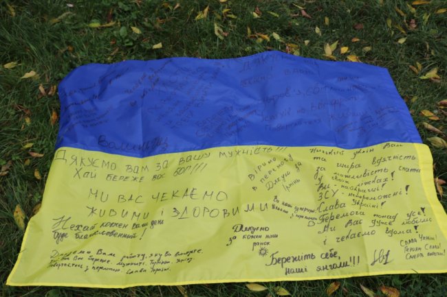 «Зігріємо наших»: волинські газовики передали буржуйки, теплі речі та малюнки військовим 