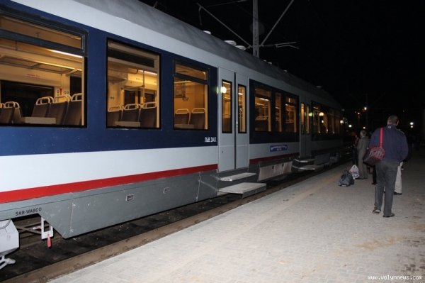 Їздити рейковим автобусом до Львова лучани не поспішають. ФОТО