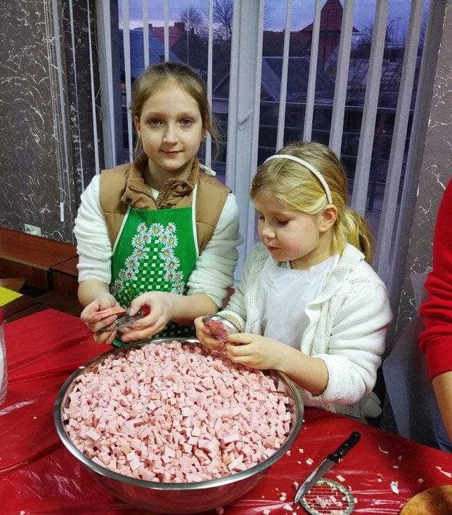 Лучани приготували смачні подарунки для захисників