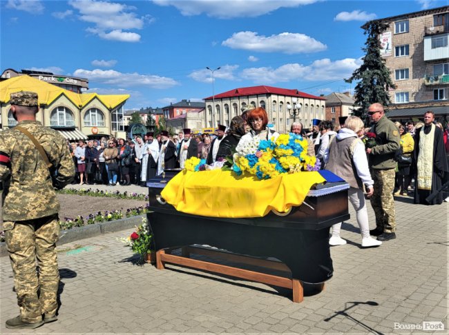 Встиг збудувати дім, але не встиг пожити у ньому: на Волині попрощалися зі снайпером Сергієм Кашубою