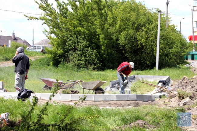 Дитячий майданчик та відеонагляд: у Володимирі облаштовують рекреаційну зону біля річки