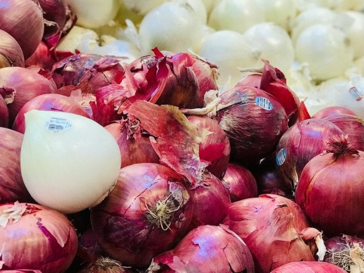 Ціни на цибулю знову почали «кусатися»: що відбувається на полях