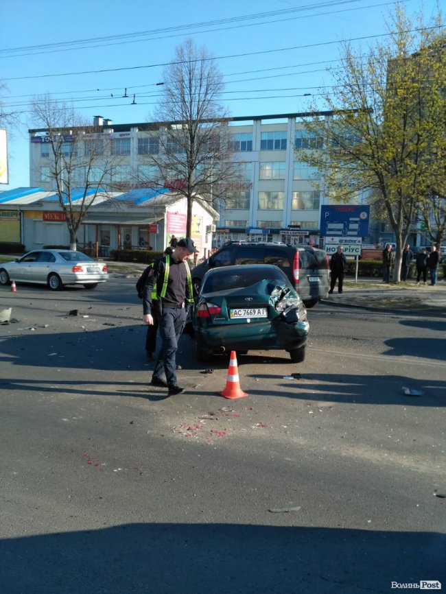 У Луцьку – подвійна аварія з потерпілими: рух ускладнений. ФОТО