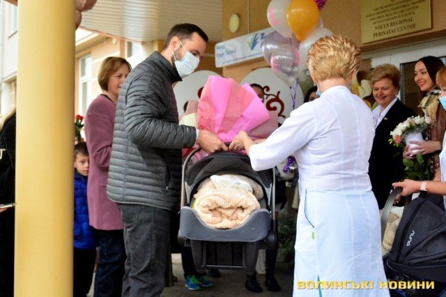Четверта трійня у «Будинку щастя»: з перинатального центру виписали луцьку модель з донечками. ФОТО