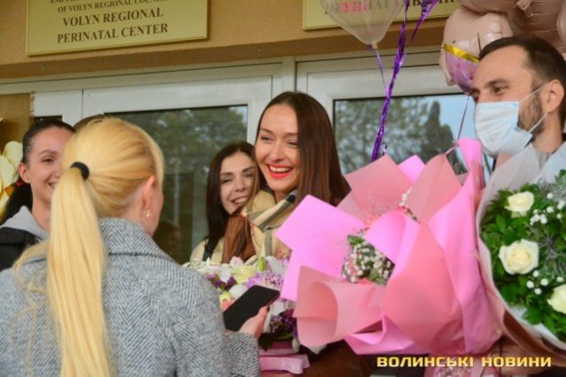 Четверта трійня у «Будинку щастя»: з перинатального центру виписали луцьку модель з донечками. ФОТО