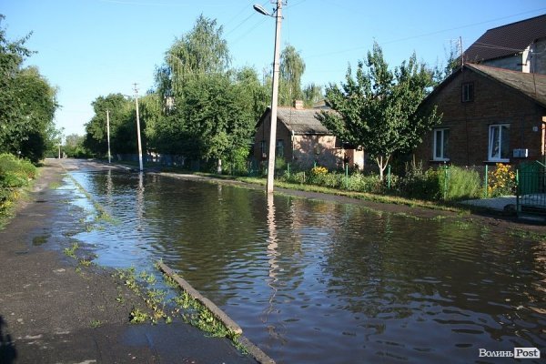 Дощ руйнує хати лучанам. ФОТО