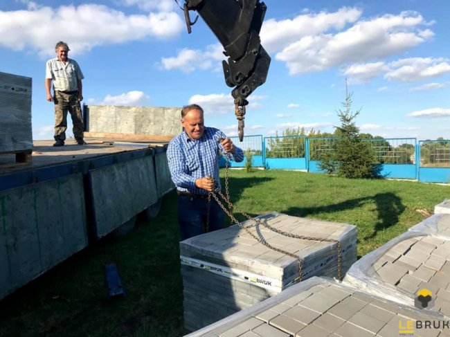 «LeBruk» подарував громаді на Волині 120 «квадратів» бруківки*