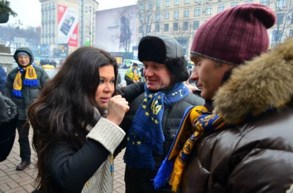 Волинські нардепи вийшли на Євромайдан і обіймалися з Русланою. ФОТО. ДОПОВНЕНО