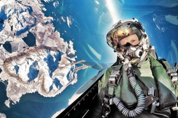 Пілот військово-повітряних сил Данії на F-16